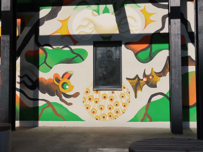 912247 Afbeelding van een deel van de muurschildering van 'atelier jamienee' uit 2024 bij de ingang van het gebouw ...